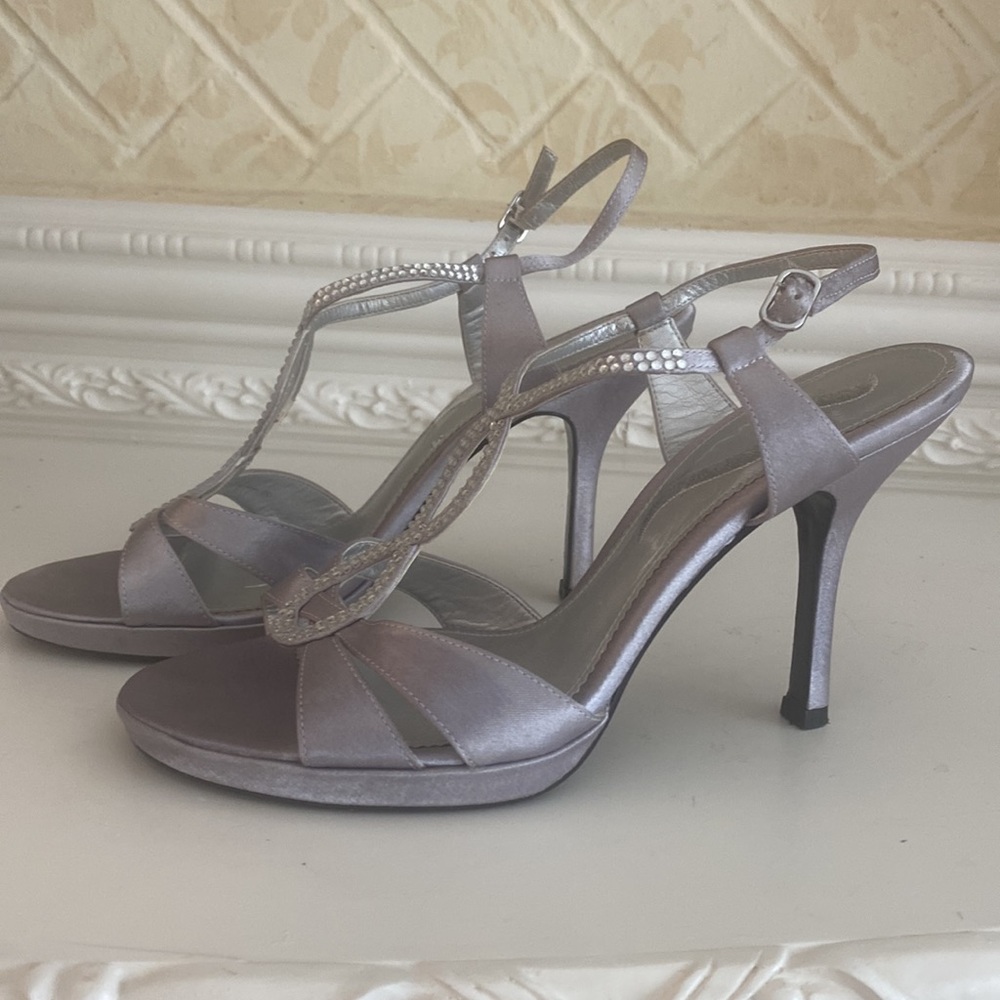 Ladies satin and rhinestone dress shoes size 8.5. Brand: Nina - Picture 3 of 6